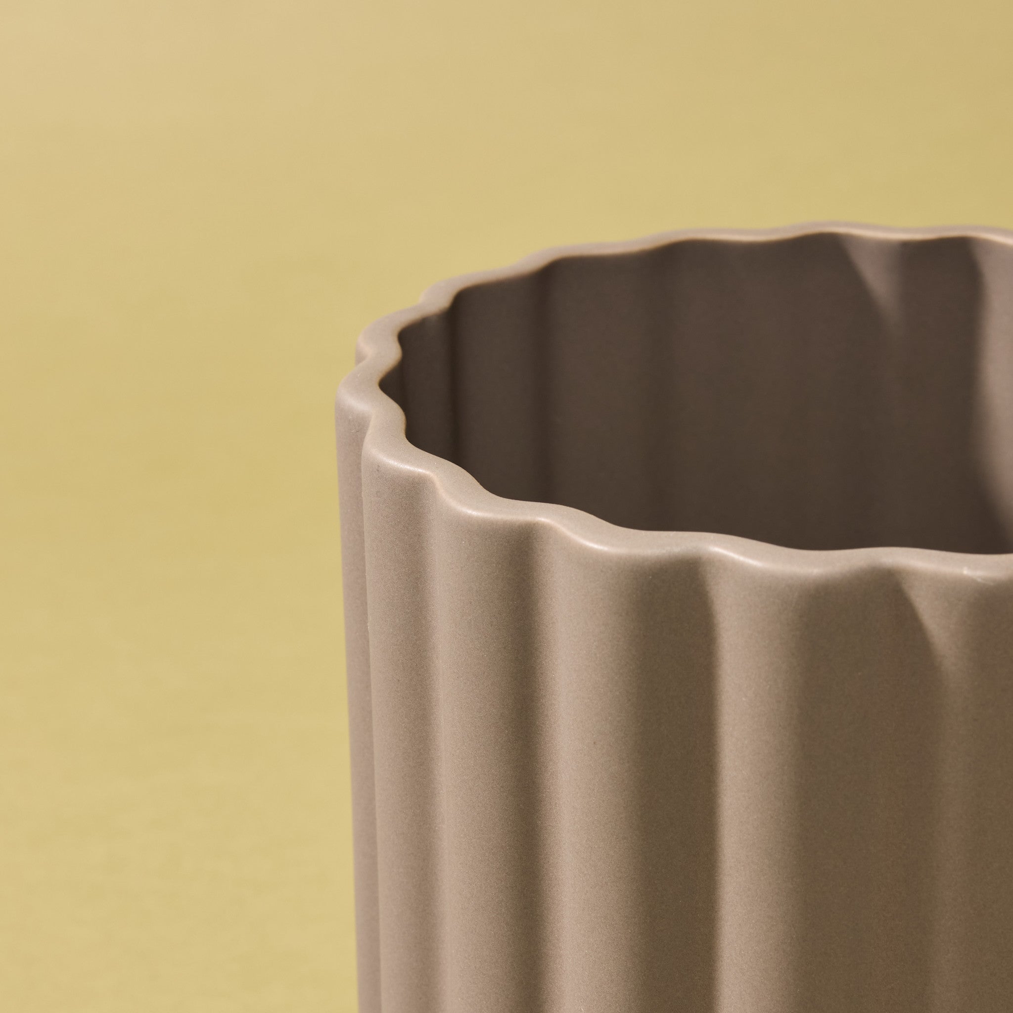 Agra Ribbed Planter | Charcoal - 17cm