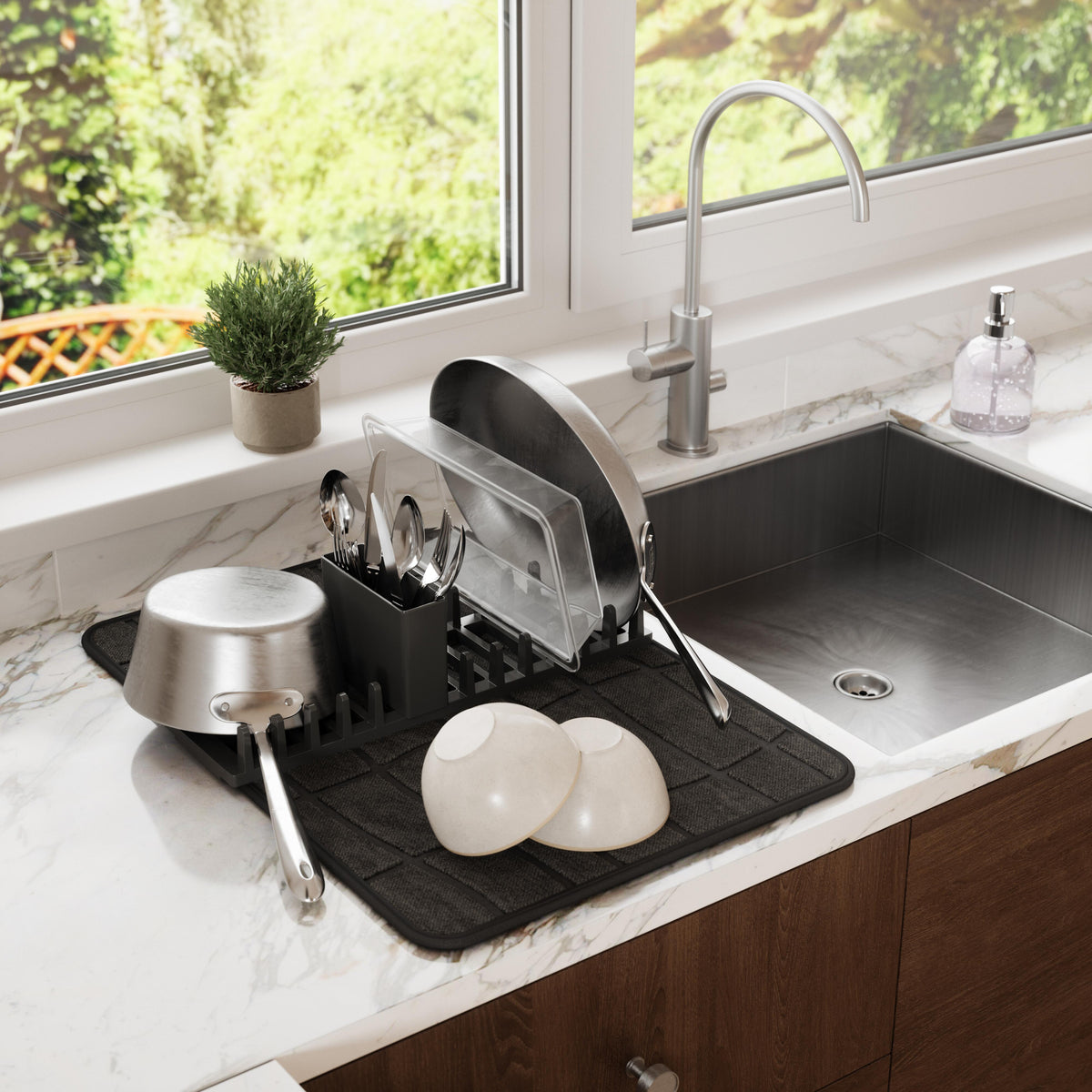Umbra Udry Ultra Drying Rack with Mat Black