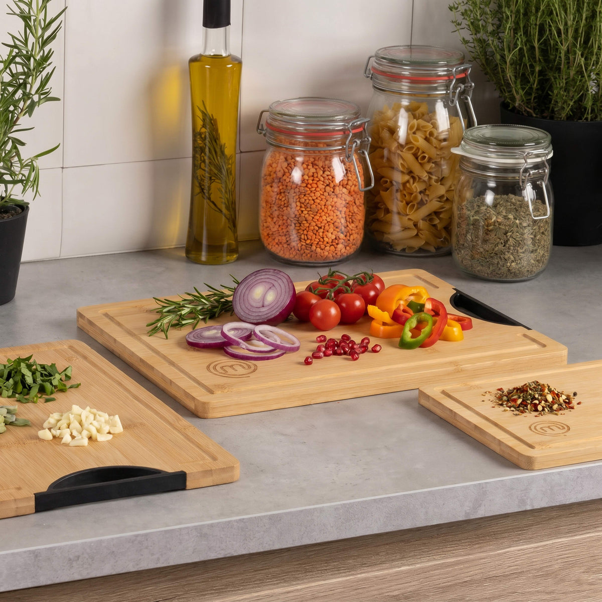 MasterChef Noiranja GripWood Board with Handle Natural &amp; Black
