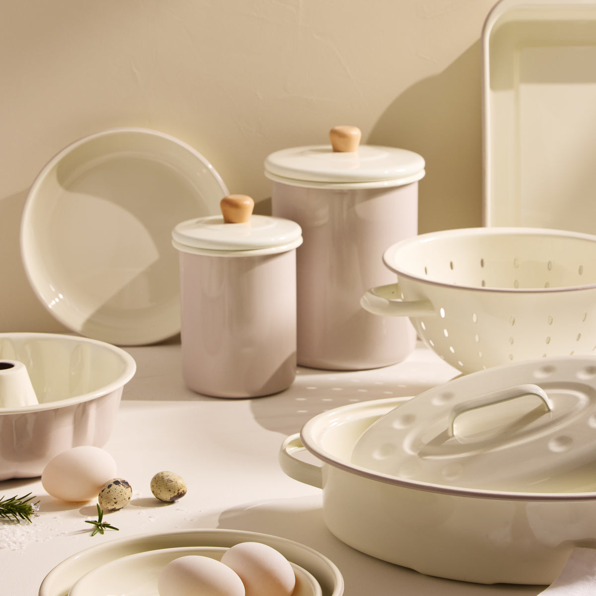 Davis &amp; Waddell Daylesford Enamel Canister 1.7L Cream